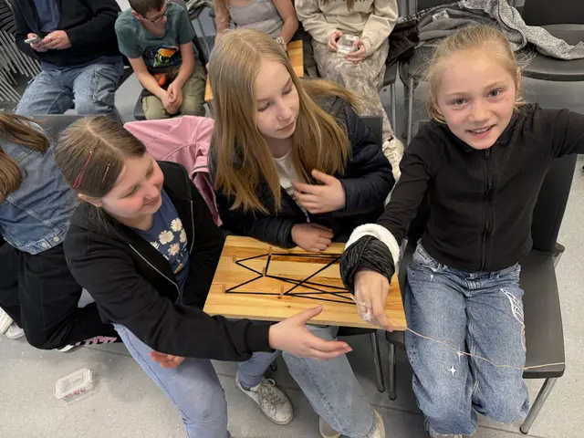 Die 1., 2., 3ab und 4. Klassen der Mittelschule Drosendorf tauschten den Unterrichtsalltag gegen einen Besuch an der Technischen Universität Wien. | Foto: NMS Drosendorf