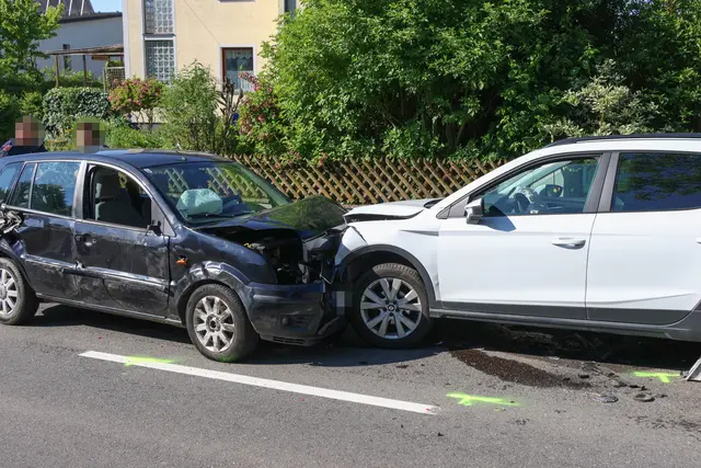Ein missglücktes Überholmanöver führte zu einem Frontalzusammenstoß zweier Pkw sowie verletzten Insassen in Buchkirchen. | Foto: laumat.at