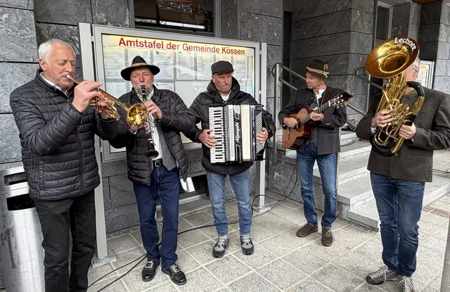 Verschiedene Musikgruppen unterhielten im ganzen Ortszentrum. | Foto: Johanna Bamberger