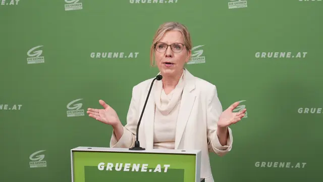 Bei einer Pressekonferenz kritisierte Bundessprecherin Leonore Gewessler insbesondere die geplante Senkung der Mehrwertsteuer auf Grundnahrungsmittel.
 | Foto: Andreas Pölzl/MeinBezirk