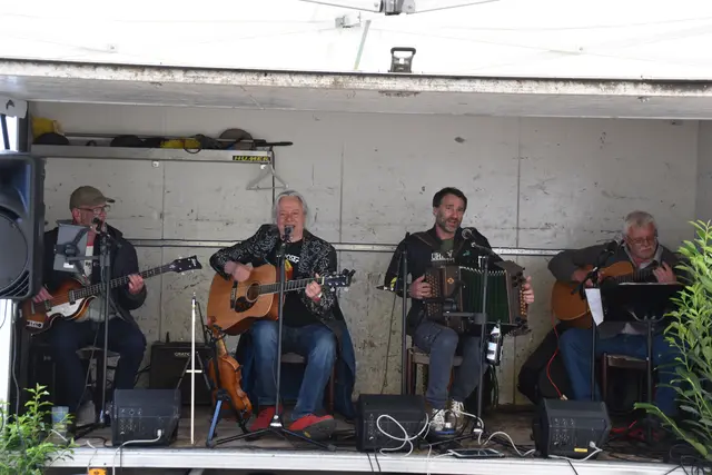 Die original Reinsberger mit Spitzbua Andi spielten beim Gassl-Festival des Bunker-Kollektivs in Purgstall an der Erlauf groß auf.