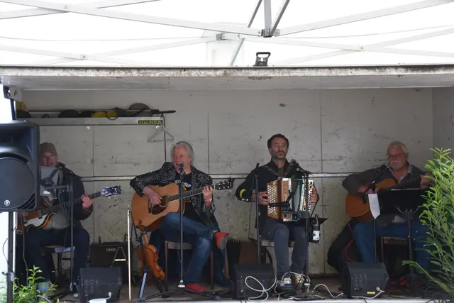 Die original Reinsberger mit Spitzbua Andi spielten beim Gassl-Festival des Bunker-Kollektivs in Purgstall an der Erlauf groß auf.