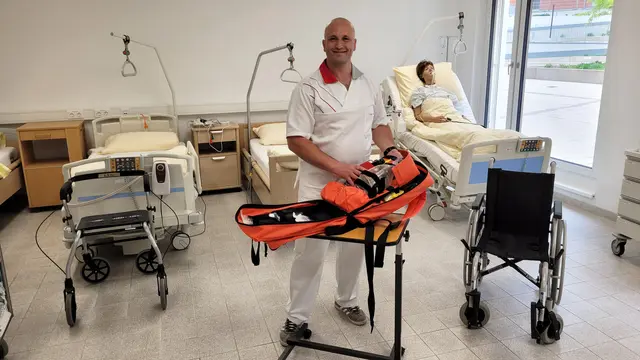 Lehrer Damir Hodžić mit einem Notfallrucksack in einem der neuen Schulungsräume der Pflegeschule. | Foto: ÖJAB