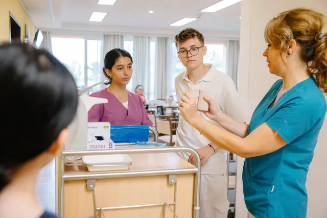 Als Pflegelehrling wird man behutsam an den Beruf herangeführt. | Foto: Barmherzige Schwestern Pflege GmbH