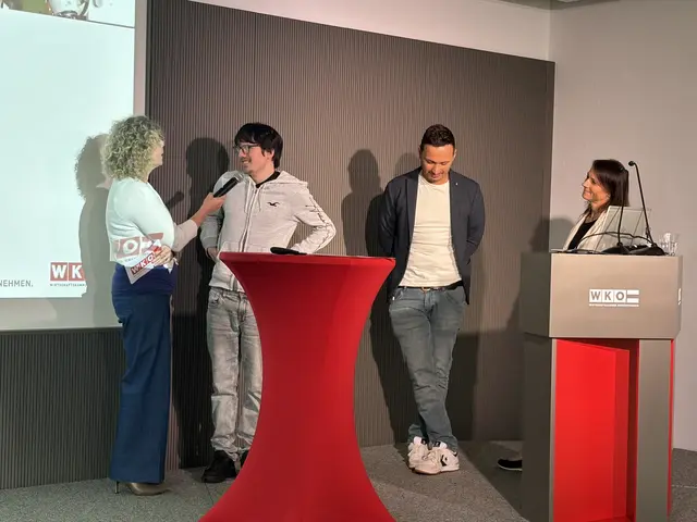 Evelin Doll im Gespräch mit Gregor Strasser und Manfred Eder. | Foto: Meinbezirk Ried/Wiesbauer
