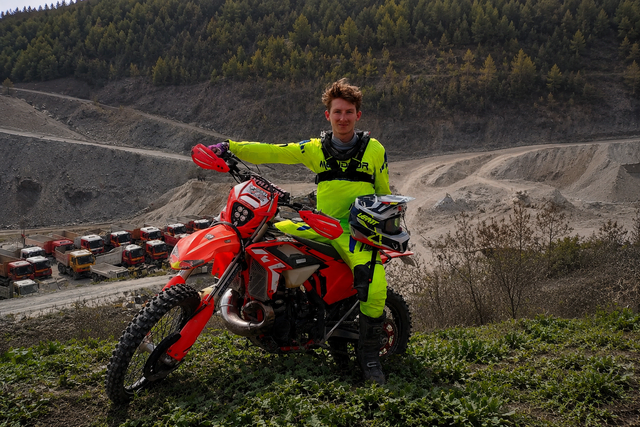 Leon Schmidt ist der jüngste der 16 Starter aus dem Bezirk Leoben im großen Teilnehmerfeld von 1.090 beim Red Bull Erzbergrodeo.