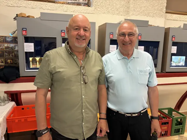 Herbert Sanz und Johann Rall sorgen für die Getränke. | Foto: Schauer