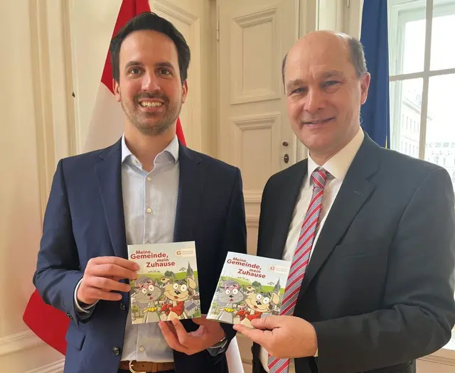 Bildungsminister Christoph Wiederkehr und Gemeindebund-Präsident Johannes Pressl präsentieren zum Start der Aktionswoche Kommunale Bildung das Gemeindebund-Kinderbuch. | Foto: Gemeindebund