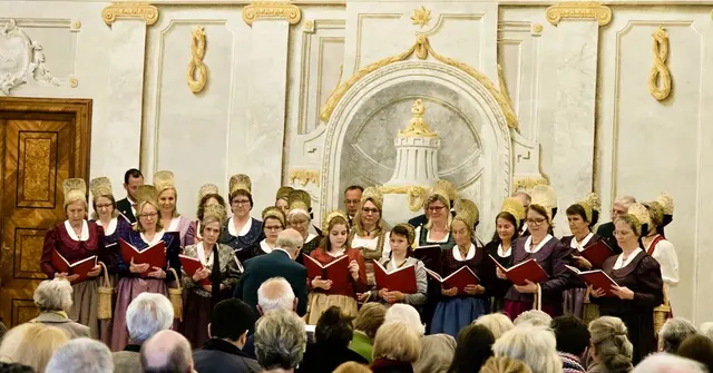 Der Chor der Wachauer Trachtengruppe Dürnstein gestaltete im Marmorsaal des Stifts Dürnstein einen stimmungsvollen Jubiläumsabend | Foto: em/lr