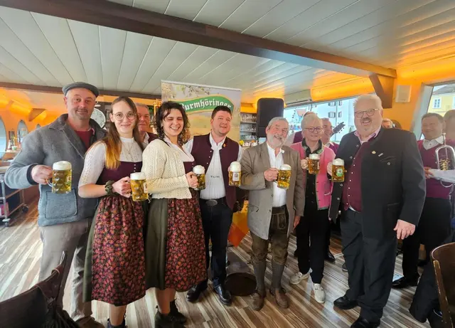 Kapitän Manfred Schaurecker (r.) in geselliger Runde bei der Eröffnung der heurigen Innschifffahrt. | Foto: Schaurecker, Gruber