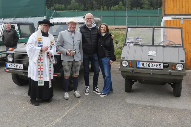 Pfarrer Heimo Schäfmann und Bgm. Peter Bacher mit Besuchern.