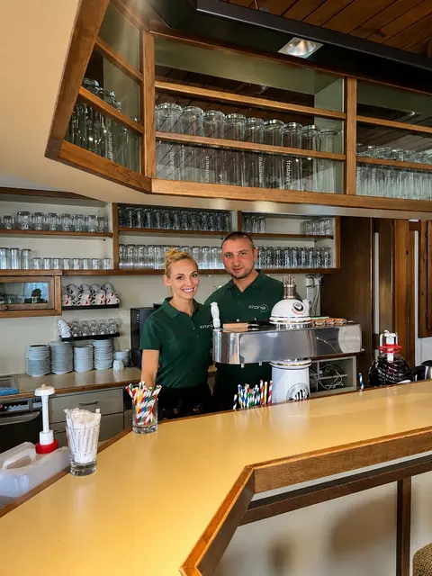 Zofia und Dominik Karpiel sind die neuen Pächter im Gasthaus Krone in Übersaxen.  | Foto: Privat Karpiel