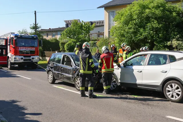Ein missglücktes Überholmanöver führte zu einem Frontalzusammenstoß zweier Pkw sowie verletzten Insassen in Buchkirchen. | Foto: laumat.at