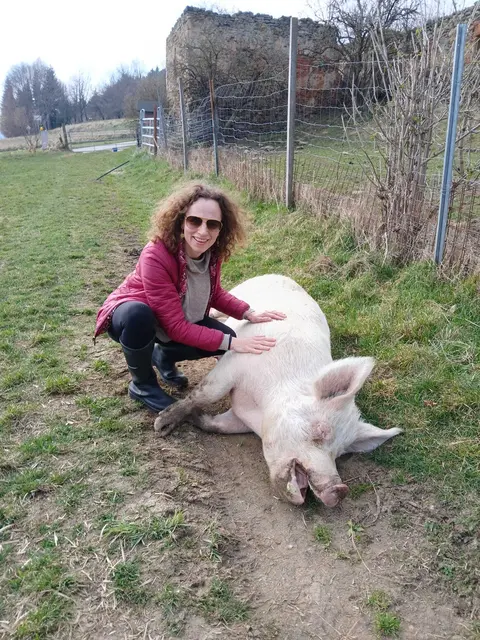 Die Tierpatin Birgit Adelsberger (im Bild mit Schwein Ronja) lädt zu einer besonderen Charity-Märchenreflexion unter freiem Himmel ein. | Foto: zVg