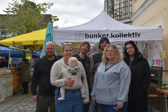 Die wackeren Mitglieder des Bunker-Kollektivs trotzten Wind und Wetter, um ihr fünftes Gasslfest im Purgstaller Ortszentrum trotz der widrigen Witterungsbedingungen durchzuziehen