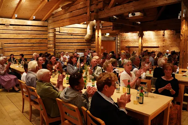 Ein ausverkaufter Tenn und begeistertes Publikum machten das Frühjahrssingen zu einem besonderen Erlebnis in der Wildschönau.  | Foto: Elmar M. Mayr
