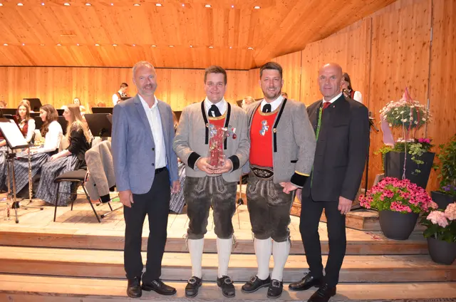 v.l.n.r.: Lorenz Brandauer (Bezirksobmann-Stv.), Jonas Seitner (Obmann), Manuel Kaltenhauser (Kapellmeister), Bgm. Hannes Enzinger