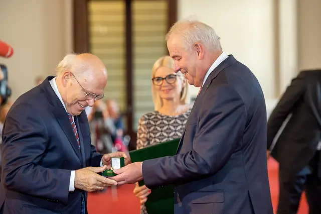 LH Hermann Schützenhöfer überreicht Helmut List (l.) im Jahr 2022 den Ehrenring des Landes Steiermark.