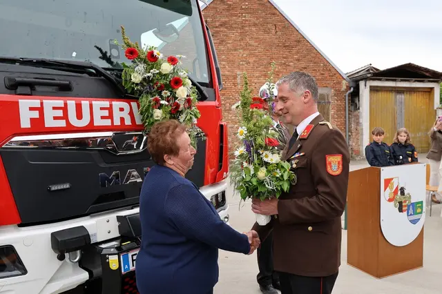 Handshake vor dem Fahrzeug