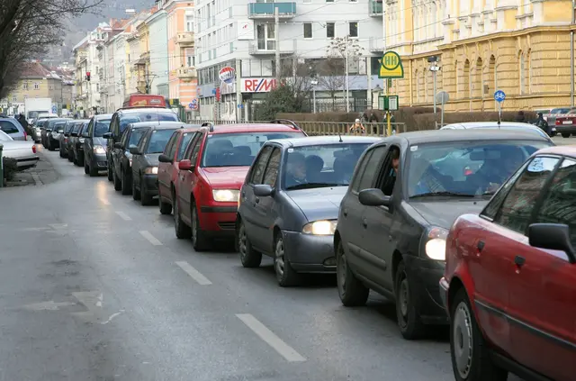 Viele Autos stehen in der Grazer Conrad-von-Hötzendorfstraße im Stau.