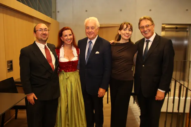 Eine Sequenz aus dem Theaterstück „Ein kleines Café“ wurde in Anif präsentiert: Adrian Suciu, Silke Stein, Ronald Leopoldi, Prisca Buchholtz, Peter Horak.