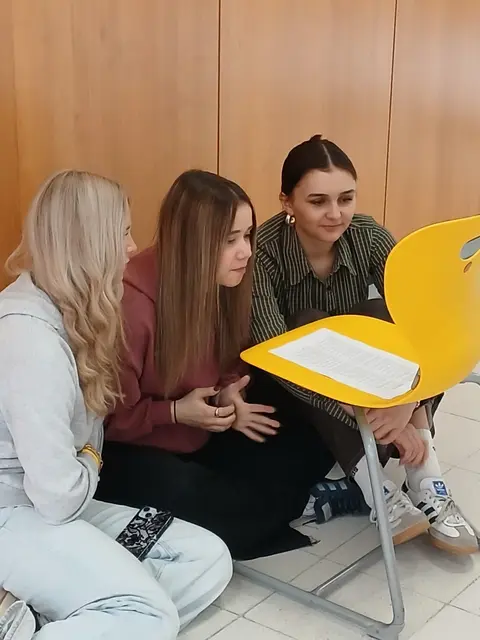 Eva, Naomi und Florentina (von links) tauschen sich im Rahmen des Euregio-Projekts mit Schülerinnen und Schülern der Partnerschulen aus. Über gemeinsame WhatsApp-Gruppen lernen sich die Jugendlichen bereits vor den persönlichen Treffen kennen.