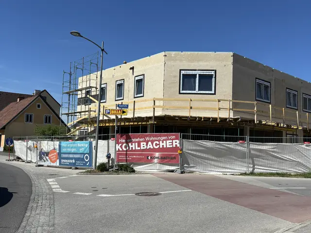 Der Neubau für Polizei, Sparkasse und Bäckerei schreitet voran.