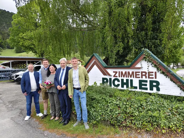 Firmenjubiläum: Manfred Schmid, die Firmenchefs Thomas Stickler und Ingeborg Pichler und Reinhard Rattner. | Foto: privat