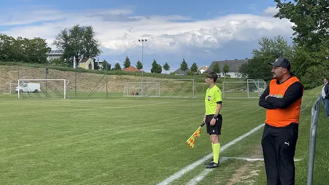 Fußball und Kulinarik: Spannendes Derby in Antau mit Schnitzelessen. | Foto: Alejandra Ortiz