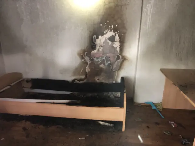 Der Brand im Schlafzimmer eines unbewohnten Hauses konnte rasch unter Kontrolle gebracht werden.  | Foto: BF Graz