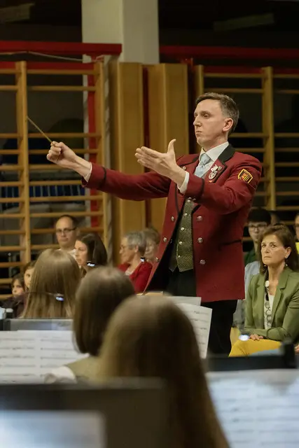  Kapellmeisterin-Stellvertreter Lukas Rauch mit „Ross Roy” – Spannung liegt in der Luft. | Foto: Musikverein Schweiggers
