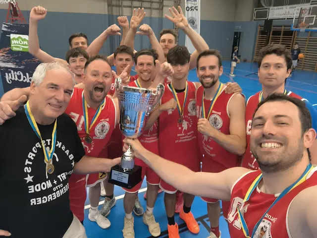 Jubelnde Spieler mit Trainer und Pokal