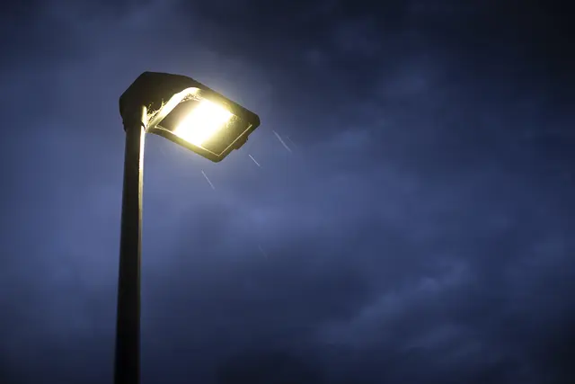 LED-Straßenlaterne bei bewölktem Regenwetter (Symbolbild). | Foto: smarterpix/silviacozzi