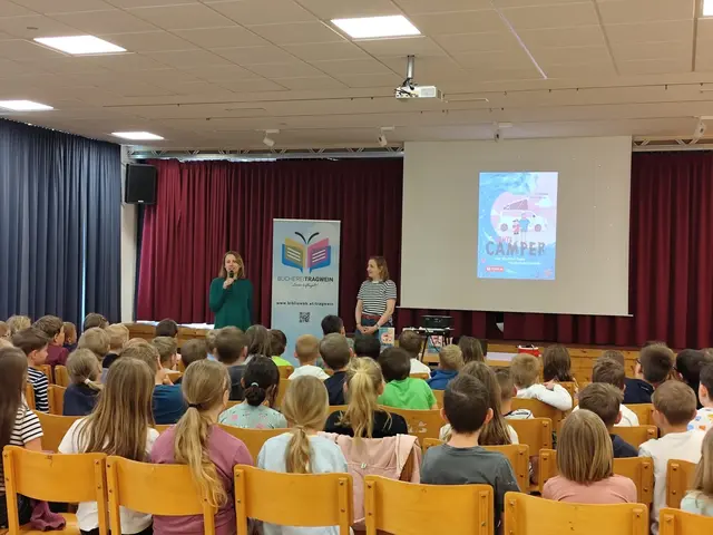 Ella Kaspar (M.) gab eine Lesung in der Volksschule Tragwein. | Foto: Bücherei Tragwein