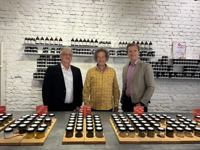 Stefan Grigorow (l.) und Viktor Larissegger (r.) von der WKO mit Oswald Held (M.)