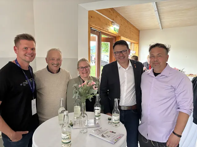 Unter den Anwesenden: Martin Glettler, Johann Kalcher (Vizebürgermeister), Theresa Pregartner, Franz Nöhrer (Bürgermeister) und Thomas Buchberger (Obmann Dance Formation 1988) | Foto: MeinBezirk/Engelmann