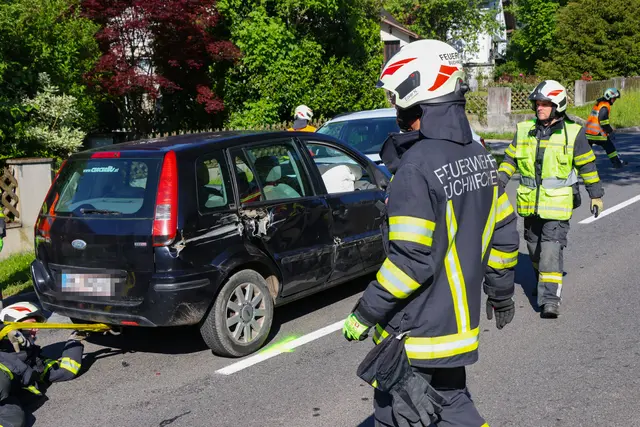 Ein missglücktes Überholmanöver führte zu einem Frontalzusammenstoß zweier Pkw sowie verletzten Insassen in Buchkirchen. | Foto: laumat.at