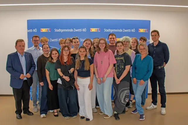 Bürgermeister LAbg. ÖkR Franz Mold, Jugendgemeinderat Florian Bauer, Isabella Senk (v.l.) sowie Vizebürgermeister Alexander Leutgeb und Jugendberaterin Elke Indinger (v.r.) luden zum ersten Infoabend über den Zwettler Jugendrat. | Foto: Stadtgemeinde Zwettl