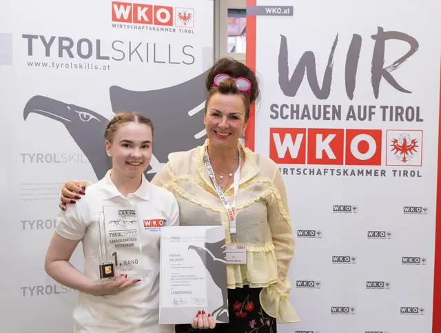 Landessiegerin Victoria Hauser aus Steeg gemeinsam mit Ausbildnerin Verena Lämmle von der Lechtal Vital Beauty Academy in Stanzach. | Foto: WK Tirol / Die Fotografen
