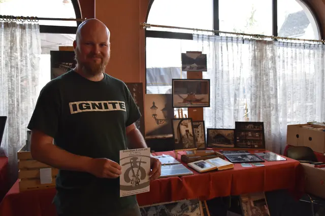 Künstler Andreas Musil aus Gaming präsentiert seine Werke beim Gassl-Festival in Purgstall und bewirbt seine nächste Ausstellung, die von 17. bis 19. Juli in der Färberei in Wieselburg stattfindet.