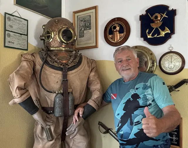 Ferdinand Strutz ist ein erfahrener und leidenschaftlicher Taucher. In seinem Büro in Krumpendorf kann man auch einen historischen Tauchanzug bestaunen, der über 120 Jahre alt ist. | Foto: MeinBezirk.at