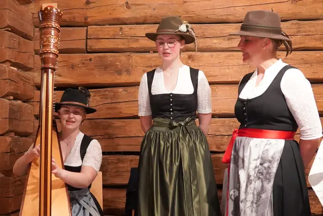 Das Bergbauernmuseum z’Bach wurde vor kurzem beim Frühjahrssingen zum stimmungsvollen Treffpunkt für Volksmusikliebhaberinnen und -liebhaber. | Foto: Elmar M. Mayr