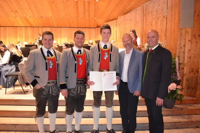 Jungmusikerleistungsabzeichen Bronze
v.l.n.r. Jonas Seitner (Obmann), Manuel Kaltenhauser (Kapellmeister), Florian Hofer, Lorenz Brandauer (Obmann-Stv. Pinzgauer Blasmusikverband), Bgm. Hannes Enzinger
