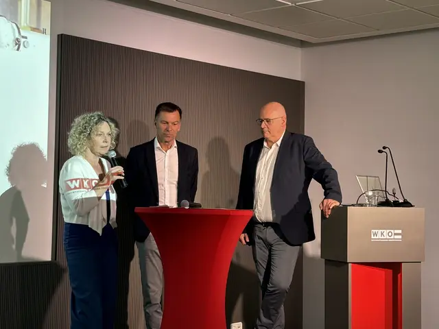 Moderatorin Eveline Doll mit Klaus Jagereder (AMS) und Christoph Wiesner (WKO Ried). | Foto: Meinbezirk Ried/Wiesbauer
