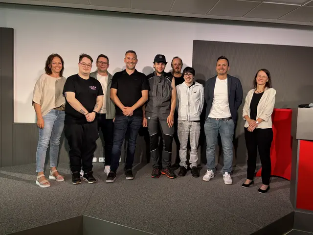 Firmenvertreter von Team 7, Hartjes und Giesserei mit ihren "Vorzeige-Mitarbeitern" Patrick Hauer, Alin Tomescu und Gregor Strasser.  | Foto: Meinbezirk Ried/Wiesbauer