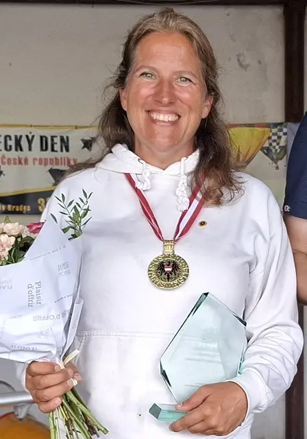 Die amtierende Staatsmeisterin im Segelkunstflug Brigitte Danzinger geht bei der Charity-Veranstaltung an den Start. | Foto: Brigitte Danzinger