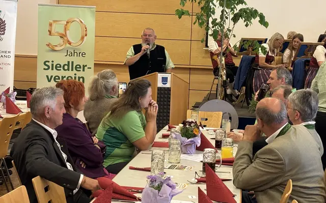Siedlerverein Bezirksobmann Sepp Kager zog in seiner Festrede einen breiten Bogen über die 165 Tage des Siedlergartens der erfolgreichen letztjährigen
Oberösterreichischen Landesgartenschau. | Foto: Franz Gruber