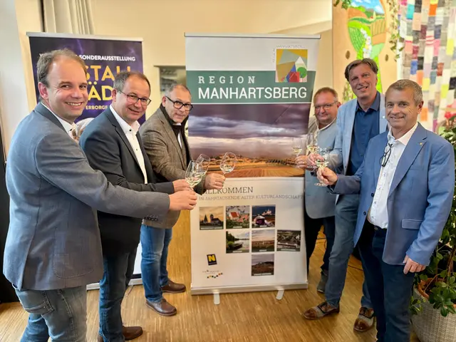 Beim zweiten Regionsfest der Region Manhartsberg konnten alle Bürgermeister auf ein gelungenes Event anstoßen. | Foto: Markus Kahrer