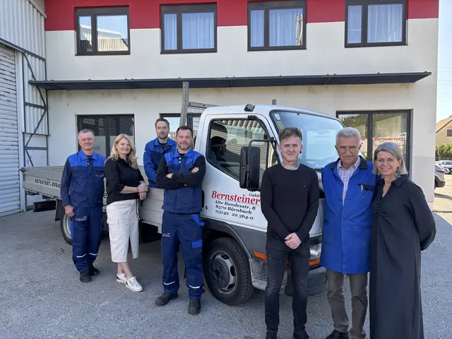 Wolfgang Burgstaller, Heidi Binder, Kurt Raudner, Thomas Liebmann, Robert Zach sowie Johann und Anita Bernsteiner (v. l.) bilden das Team der Metallbau-Schlosserei Bernsteiner.