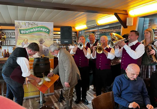 Zünftige freche Volksmusik und Innviertler Bier beim Auftakt zur Schiffsaison am Inn. | Foto: Schaurecker, Gruber